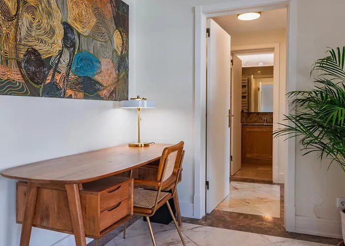 Upscale With Pool By Lovelystay Lejlighed Estoril